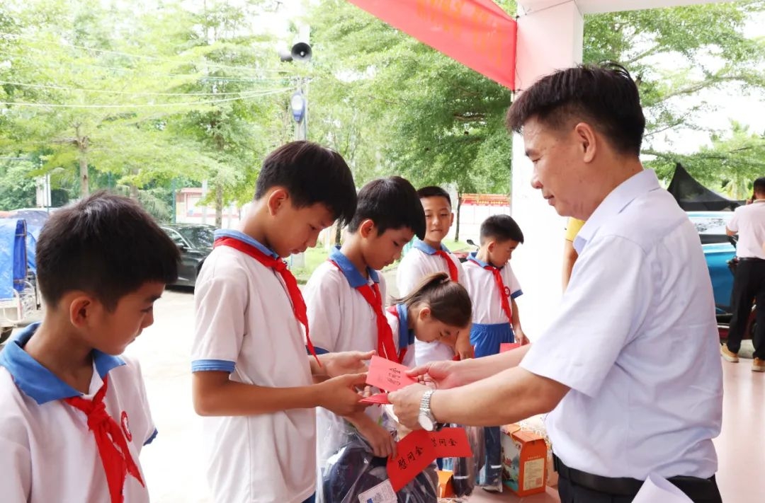 GA黄金甲到墟落振兴联系点举行留守儿童“六一”关爱活动